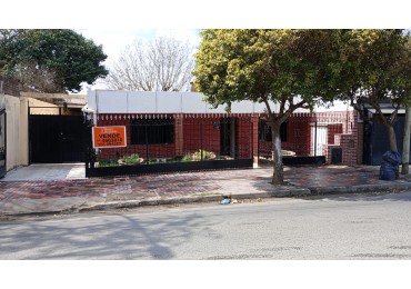 BARRIO SAN ROQUE, SE VENDE CASA CON DEPARTAMENTO, SOBRE CALLE PRINCIPAL DEL BARRIO " NUEVO PRECIO" 