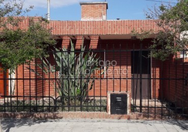 OPORTUNIDAD DE COMPRA-VENTA, BARRIO LOS PLATANOS, EXCELENTE VIVIENDA CON PILETA 