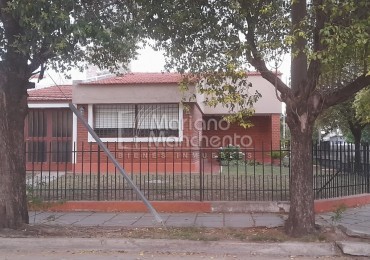 Se vende casa esquina en Barrio Rosedal Anexo.- Hermosa zona.- 